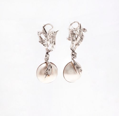 Par de aretes vintage con medias perlas y diamantes en plata paladio. 2 medias perlas cultivadas color gris de 15 mm.