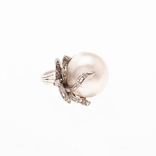 Anillo vintage con media perla y diamantes en plata paladio. 1 media perla cultivada color gris de 16 mm. 11 diamantes corte 8 x...