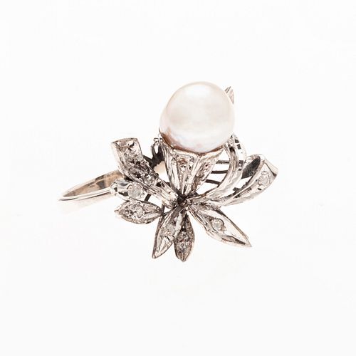 Anillo vintage con perla y diamantes en plata paladio. 1 perla cultivada color crema de 7 mm. 11 diamantes corte 8 x 8. Talla: 7