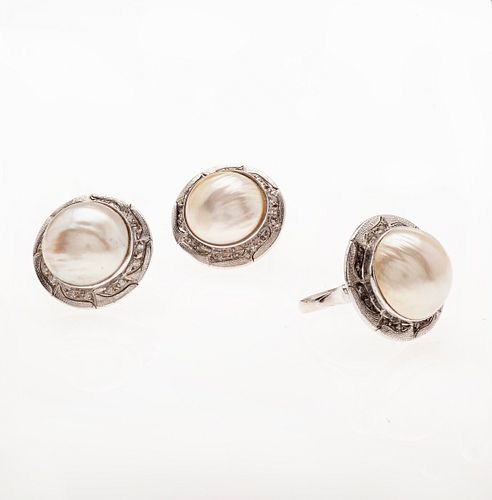 Anillo y par de aretes vintage con 3 medias perlas y diamantes en plata paladio. 3 medias perlas cultivadas color gris de 15 mm.