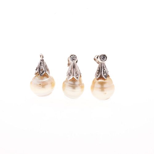 Pendiente y par de aretes vintage con 3 medias perlas y diamantes en plata paladio. 3 medias perlas cultivadas color crema de 11 m...