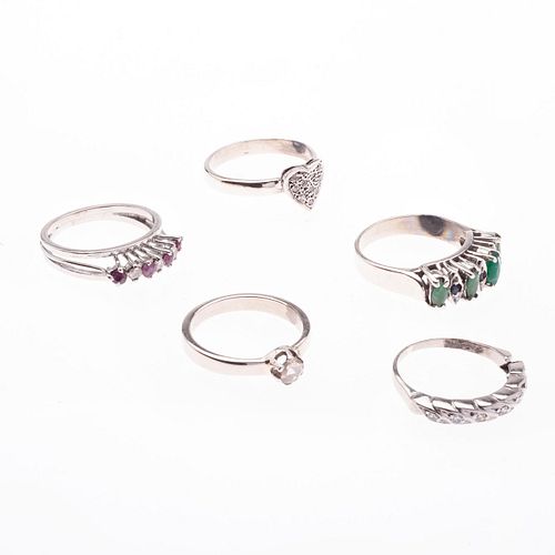 Lote de cinco anillos vintage con diamantes, esmeraldas y rubíes en plata paladio. 20 diamantes corte media rosa holandesa y 8 x 8...