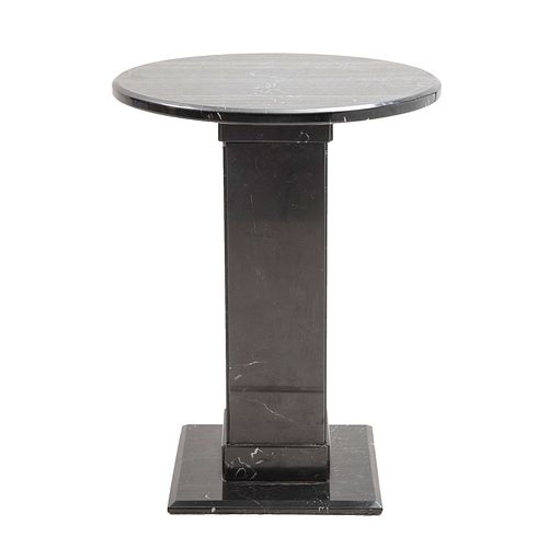 Pedestal. SXX. En talla de mármol negro jaspeado. Con cubierta circular y base cuadrada.