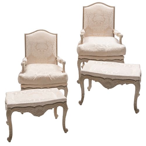 Par de sillones con taburetes. SXX. Elaborados en madera entintada. Sillones con respaldos y asientos acojinados con tapicería floral.
