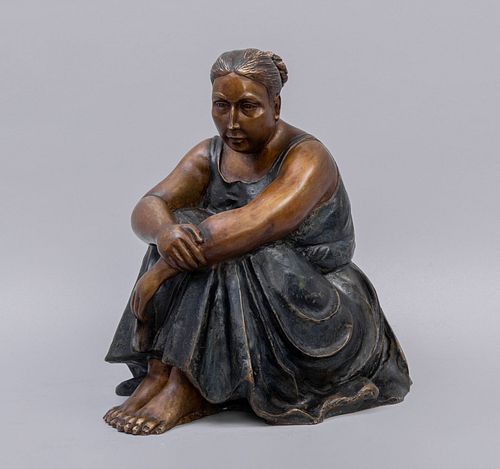 FIRMADO SEGOVIANO. Dama sentada. Escultura en bronce patinado. 37 cm de altura.