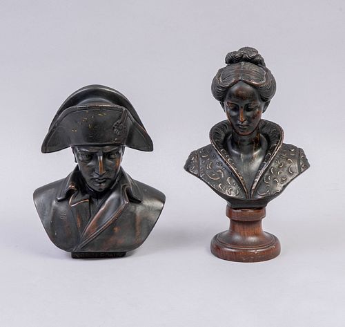 DESPUÉS DE ARNALDO GIANNELLI. Busto del Emperador Napoleón I y de dama. Fundición en bronce uno con base de madera. Piezas: 2.