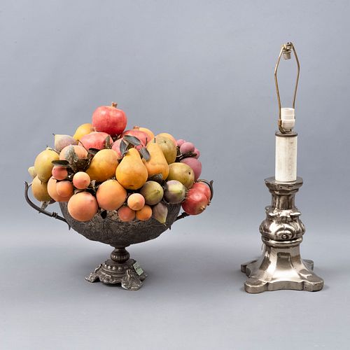 Lámpara de mesa y frutero. SXX Elaborados en metal, resina moldeada y policromada. Lámpara para una luz. Piezas: 2