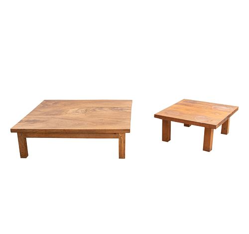 Juego de mesas. Siglo XX. Elaboradas en madera. Cubiertas cuadradas y soportes lisos. Consta de mesa de centro y lateral 3...