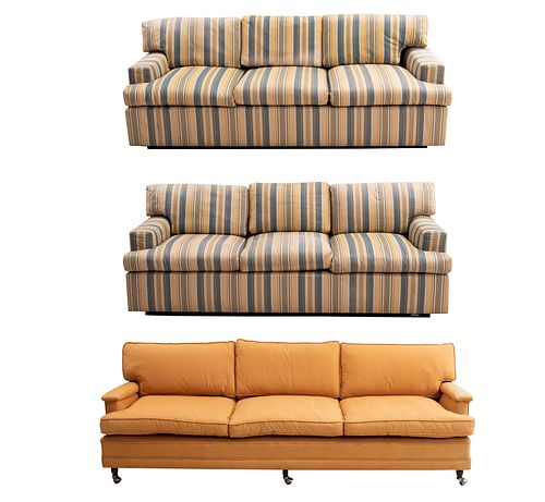 Sala. Siglo XX Estructura en madera Con tapicería de tela a rayas  y color amarillo Consta de 3 sofás de 3 plazas. Respald...