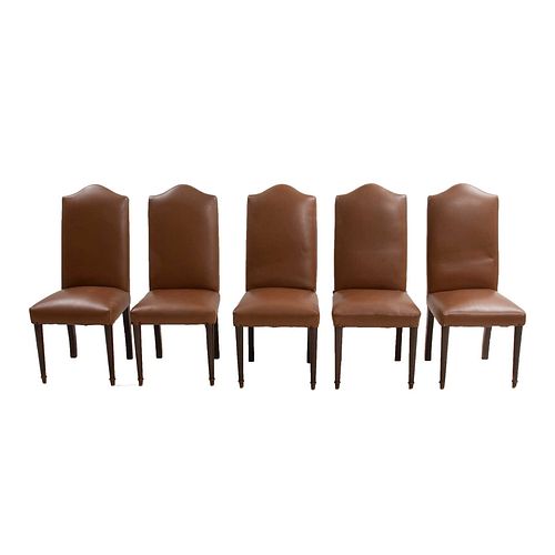 Lote de 6 sillas. SXX Estructura en madera Con tapicería de vinipiel color marrón. Respaldos y asientos cerrados y acojinados.