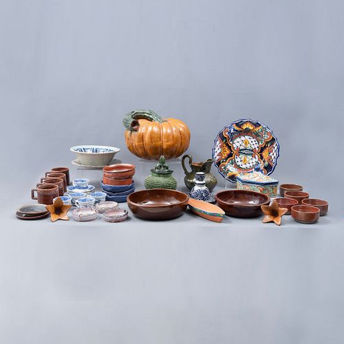 Lote de artículos decorativos y de mesa. México, SXX. Elaborados en talavera, barro y cerámica. Piezas: 38