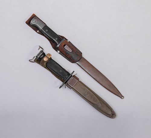 Lote de 2 bayonetas de la Segunda Guerra Mundial. Alemania y EE.UU., Ca. 1939-1945. Para Kar98K y M1 Garand.