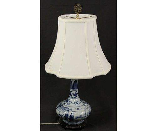 ANTIQUE CHINESE BLUE AND WHITE TABLE LAMP