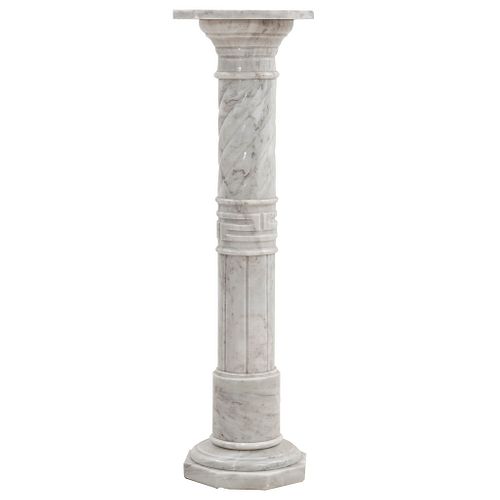 Columna pedestal. Origen europeo, SXX. Talla en mármol jaspeado. 97 cm de altura.