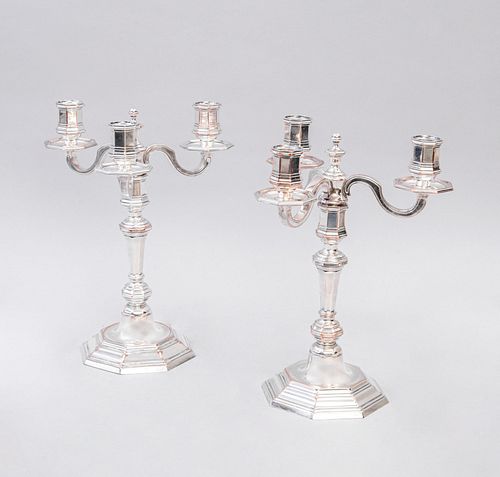 Par de candelabros. Francia, siglo XX. Elaborados en metal plateado CHRISTOFLE. Para 3 velas c/u. Con fuste compuesto, brazo...