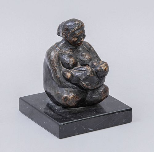 JORGE LUIS CUEVAS (Guadalajara, Jalisco, 1922 - ) Maternidad Firmada y fechada 81 Escultura en bronce con base de mármol I...