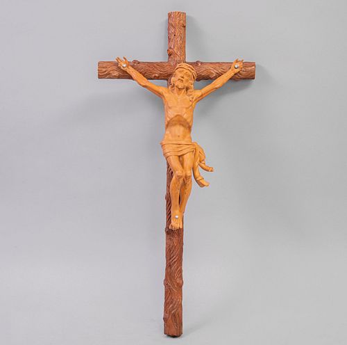 Crucifijo Siglo XX Talla en madera. Detalles de conservación cm