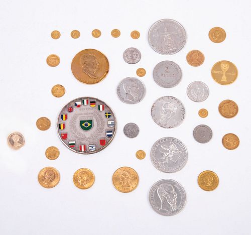 Lote de monedas Siglo XX. Consta de:  a) Banco comercial mexicano 1964.  b) 10 dólares  Commonwealth, 1972. c) 19 monedas...