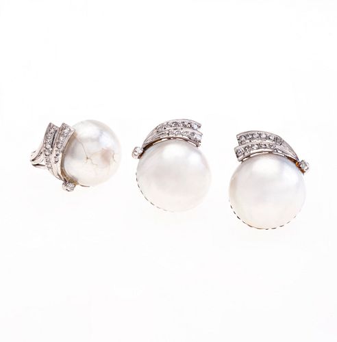 Anillo y par de aretes vintage con medias perlas y diamantes en plata paladio. 3 medias perlas cultivadas color gris de 17 mm. 3...