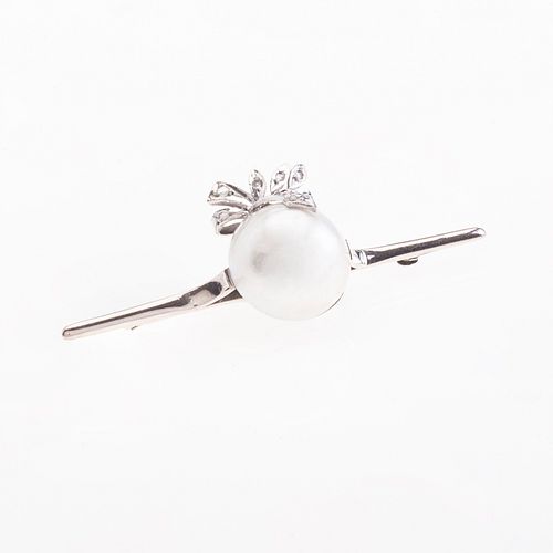 Prendedor vintage con media perla y diamantes en plata paladio. Diseño de barra. 1 media perla cultivada color gris de 15 mm. ...