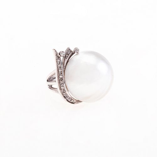 Anillo vintage con media perla y diamantes en plata paladio. 1 media perla cultivada color blanco de 20 mm. 13 diamantes corte 8...