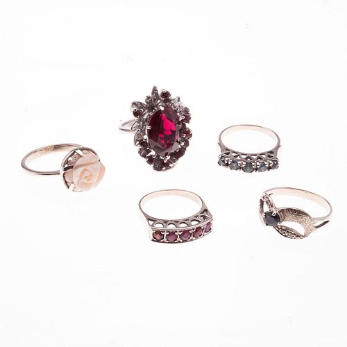 Tres anillos y dos medias churumbelas vintage con coral, zafiros, rubíes y granates en plata paladio. Tallas: 5, 6 y 7. Peso: 17...