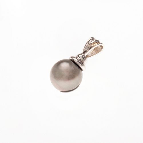 Pendiente con perla tahitiana en oro blanco de 14k.  Peso: 1.8 g