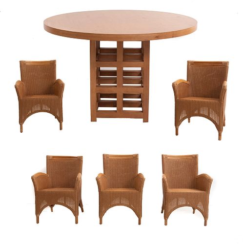 Antecomedor. Mesa elaborada en madera con cubierta circular. 5 sillones con estructura de madera con respaldos y asientos en mimbre.