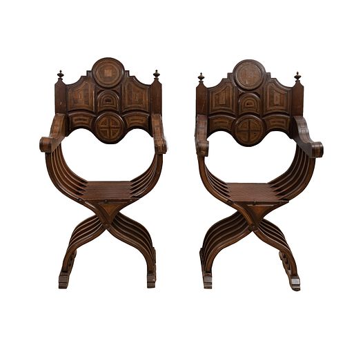 Par de sillones Savonarola. Siglo XX. Elaborados en madera con aplicaciones de metal. Decorado con molduras y tipo marquetería.