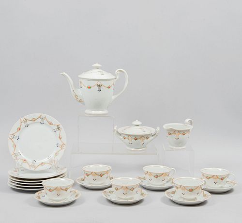 Juego de té. Japón. Siglo XX. Elaborado en porcelana. Consta de: tetera, azucarera, cremera, 6 tazas, 6 platos base, 6 plato...