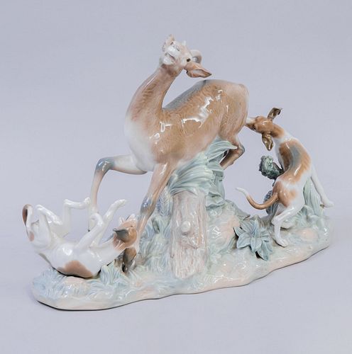 Escena de caza. España, Siglo XX. Elaborada en porcelana Lladró acabado brillante. Sellada 30 x 38 cm.