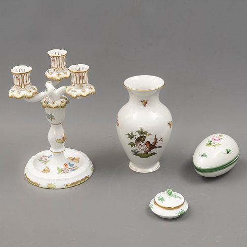 Lote de 4 artículos decorativos. Hungría, SXX. Elaborados en porcelana Herend. Consta de: 2 depósitos, florero y candelabro.