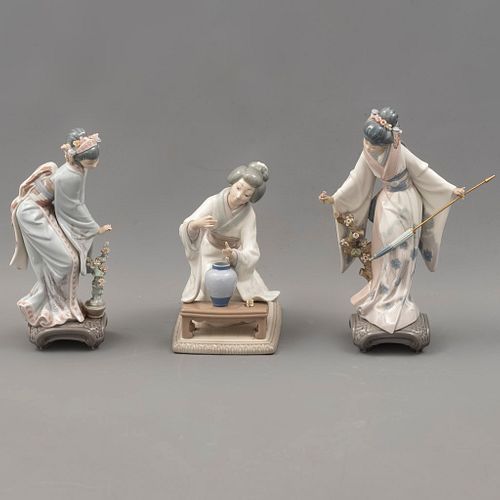 Lote de 3 geishas. España, SXX. Elaboradas en porcelana Lladró, acabado brillante.