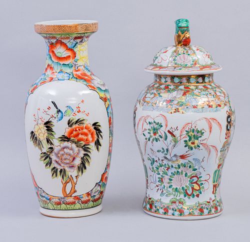 Lote de jarrón y tibor Origen oriental. Siglo XX. Elaborados en porcelana. Decorados con motivos florales. 48 cm altura
