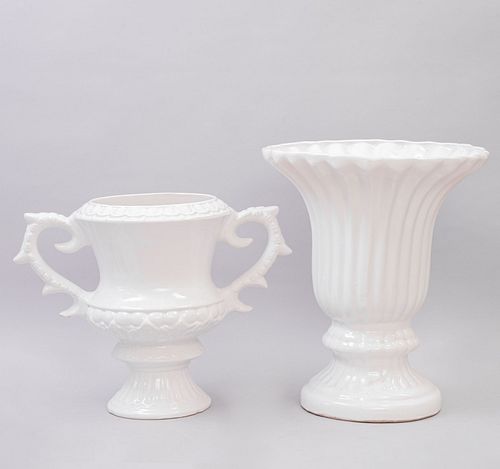 Lote de maceteros. Siglo XX. Elaborados en cerámica blanca acabado vidriado. Diseño a manera de jarrones. Decorado con eleme...