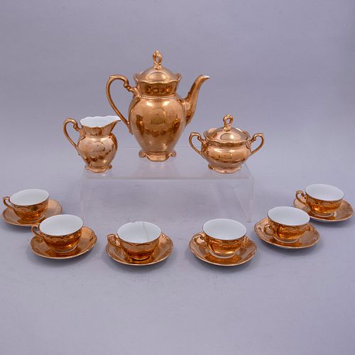 -----Juego de té. Origen europeo, primera mitad del Siglo XX, elaorado en porcelana acabado al esalte al oro. Consta de tetera, azuc...