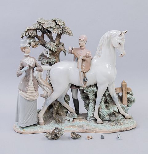 Lección de equitación.  España, Siglo XX. Elaborado en porcelana Lladró acabado brillante.  48 x 55 x 20 cm. Detalles de conserv...