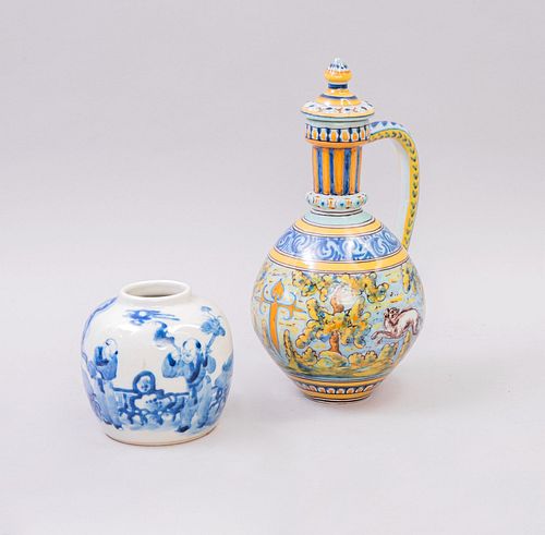 Lote de vinagrera y florero. Origen oriental Siglo XX. Elaborados en porcelana. Decoradas con elementos florales, orgánicos...