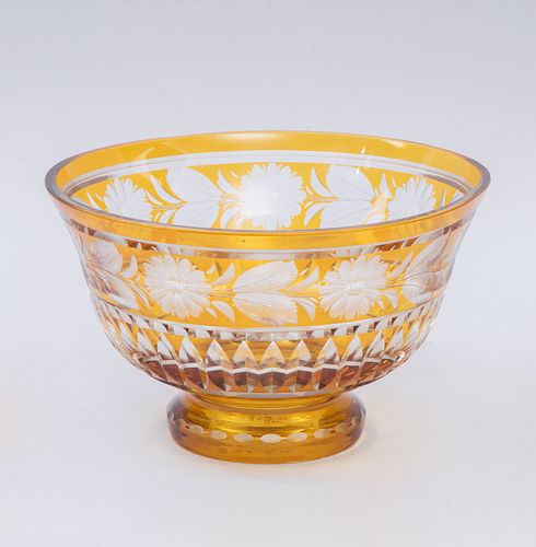 Centro de mesa Siglo XX. Elaborado en cristal tipo Bohemia. Decorado con motivos florales y facetados en color ambar. 24.5 c...