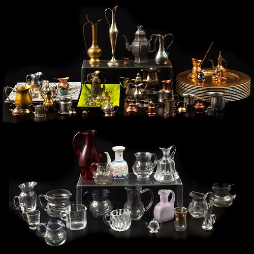 Lote de jarras miniatura. SXX. Diferentes orígenes y diseños. Elaboradas en material sintético, cristal, cobre, metal plateado, otros