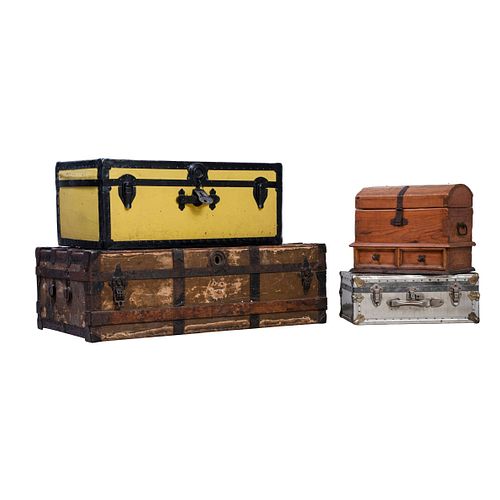 Lote de 4 baules. Siglo XX. Elaborados en madera, cartón y aplicaciones de metal. Consta de 3 maletines de viaje y 1 baúl. 1...