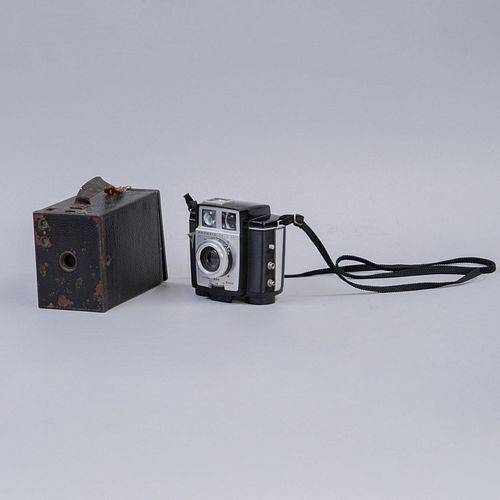 Lote de 2 cámaras. Siglo XX. Elaboradas en metal, material sintético y baquelita. Modelos Brownie Twin 20 y Brownie no. 2 Kod...