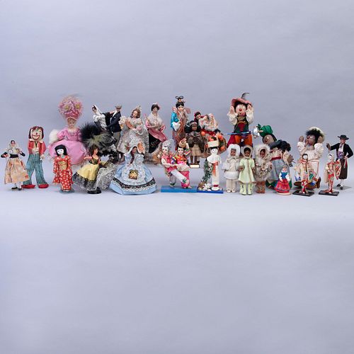 Colección de 27 muñecas del mundo. EE. UU. , China, otros. Siglo XX. Elaboradas en material sintético, textil y resina. Con...