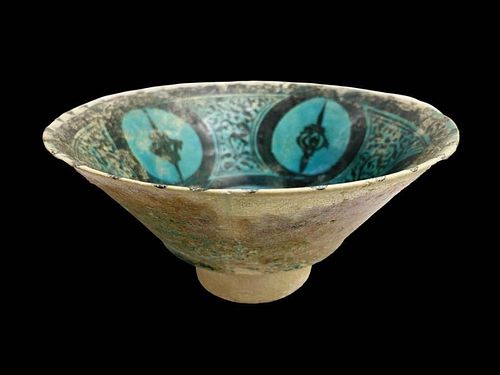 12TH CENTURY TURQUOISE SYRIAN RAQQA FOOTED BOWL