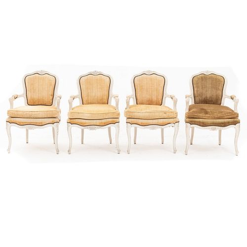 Lote de 4 sillones. Francia. Siglo XX. En talla de madera. Con respaldos cerrados y asientos acojinados en tapicería dorada.