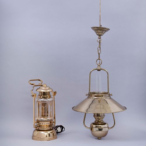 Lote de 2  lámparas. México, Siglo XX. Elaboradas en latón dorado y cristal Diseños a manera de lámparas de petroleo. Para 1...