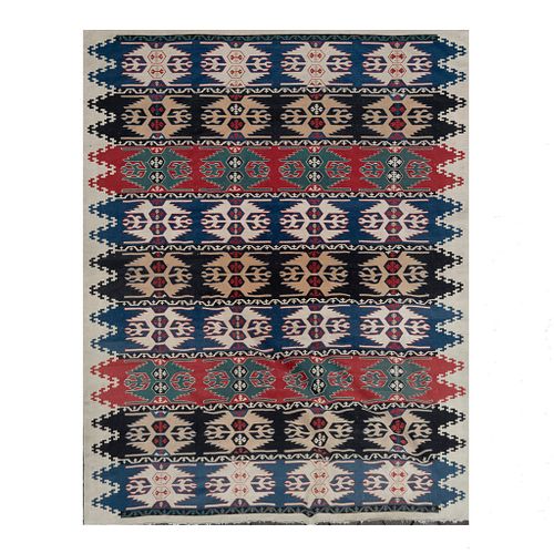 Tapete. SXX. Estilo Kilim. Elaborado en fibras de lana. Decorado con elementos geométricos en colores azul, ocre, marrón y verde.