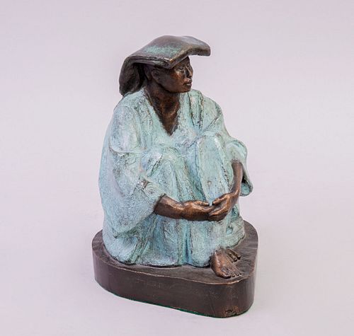 FIRMADO SAL JARA M. Mujer indígena sentada. Fechada 94. Escultura en bronce partinado. 46 cm de altura.