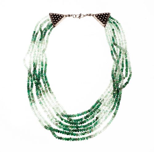 Collar de 7 hilos con esmeraldas facetadas y metal base. Peso: 128.1 g.