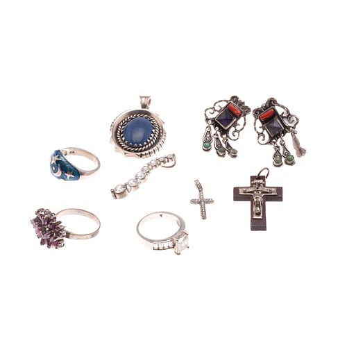 Tres anillos, 2 cruces, 2 pendientes y par de aretes con rubíes, lapislázuli y amatistas en plata .925. Peso: 43.7 g.
